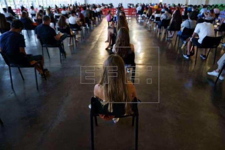 Menores de edad, acompañados de algún padre, esperan a vacunarse en el Recinto Ferial de Santa Cruz de Tenerife / EFE Ramón de la Rocha